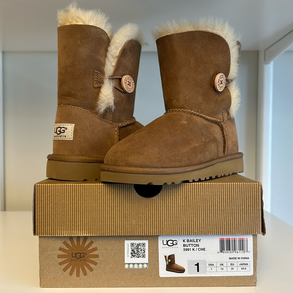 New in box size 1 Ugg Bailey button size 1